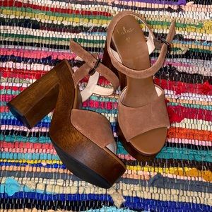 NWOT Lulus chunky brown heels